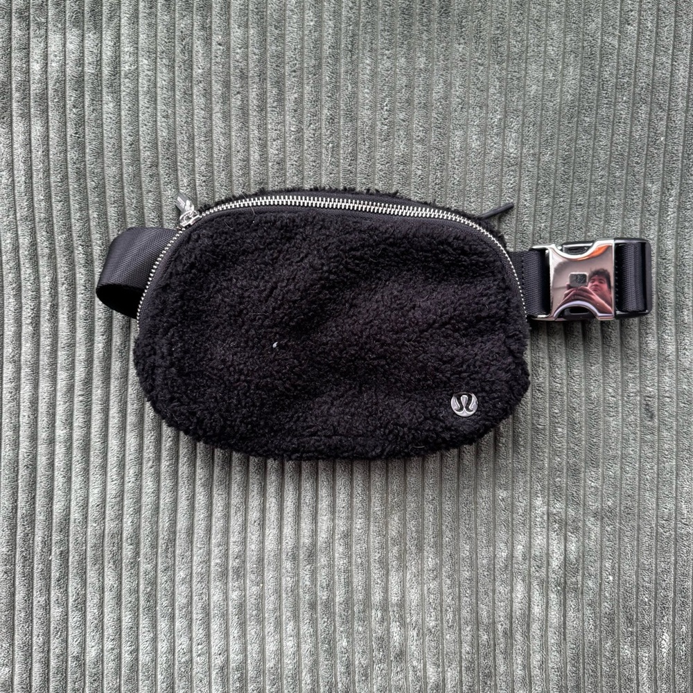 Lululemon Everyday Belt Bag holiday black sherpa